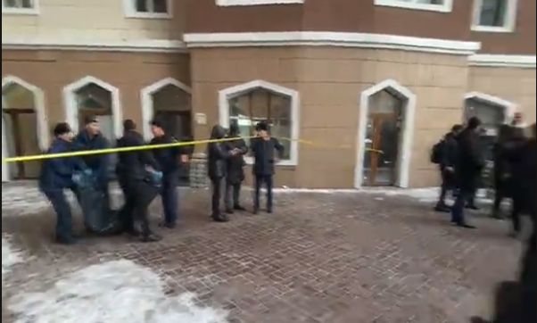 В Астане сорвался лифт: один человек погиб, двое в больнице