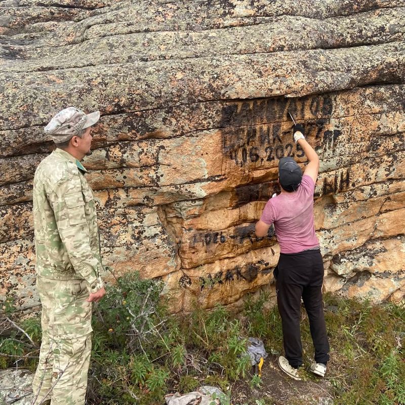 Семья из Караганды заплатит 140 тысяч тенге за автографы на скале
