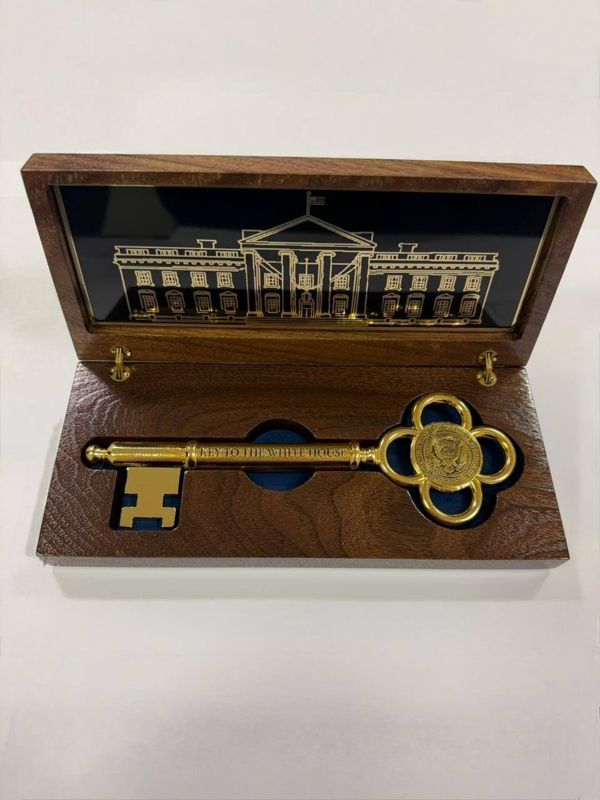 Трамп подарил Токаеву бейсболку и ключ от Белого дома