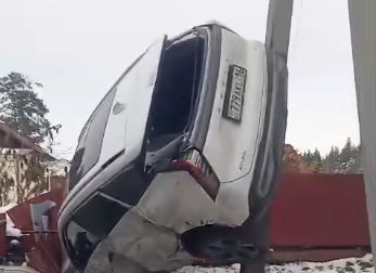 В Риддере автоледи пробила забор и взлетела на столб