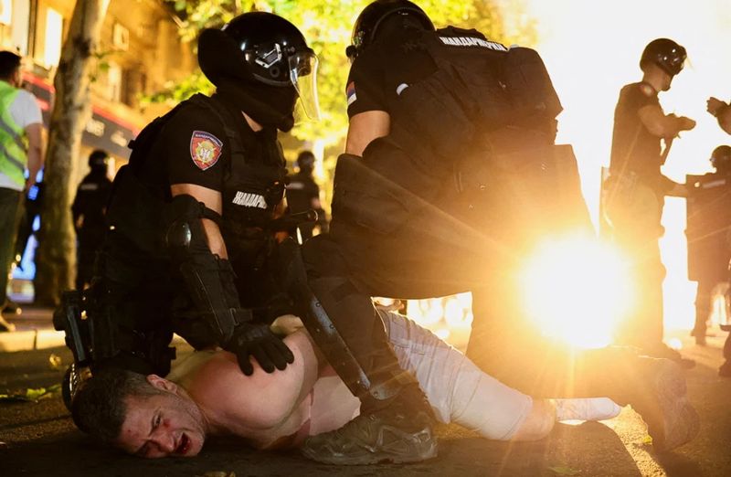 Массовые протесты проходят в Сербии, есть пострадавшие среди полиции и митингующих