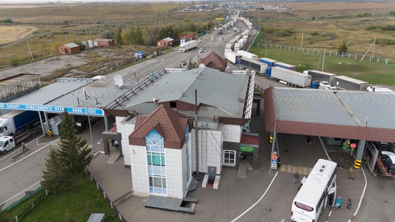 Десятки грузовиков скопились на границе с Россией: в Минтранспорта назвали причину