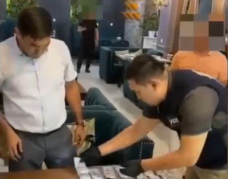 Вымогал, угрожая репутацией: в Туркестанской области задержали блогера с поличным