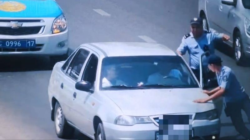 Шымкентский водитель прокатил полицейского на капоте: на мужчину завели уголовное дело