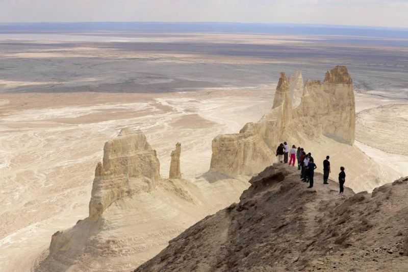 Глэмпинг среди пустынных гор: в Мангистау начали строительство визит-центра «Бозжыра»