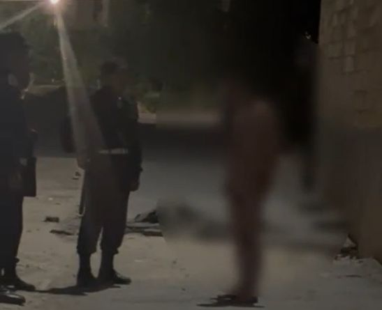 Голый и спокойный: в Актау мужчина разгуливал по улице и беседовал с военными