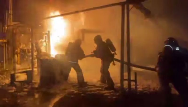 В Костанае горел асфальтный завод