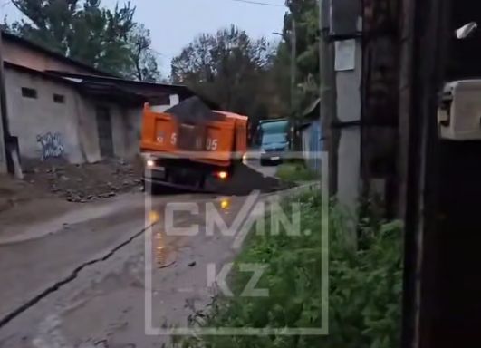 Акимат ответил по поводу обвалившегося асфальта