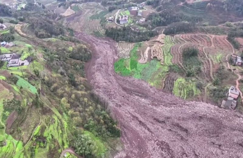 Около 1000 спасателей ищут пропавших без вести после оползня в Китае