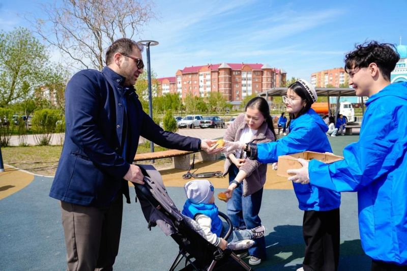 Волонтёры раздали 15 килограммов бауырсаков прохожим в Астане