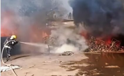 Склад горит в Алатауском районе Алматы: пожарные работают по повышенному рангу