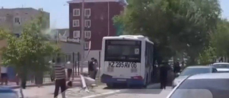 Автобус снёс столбы освещения в Кульсары: пострадали шестеро