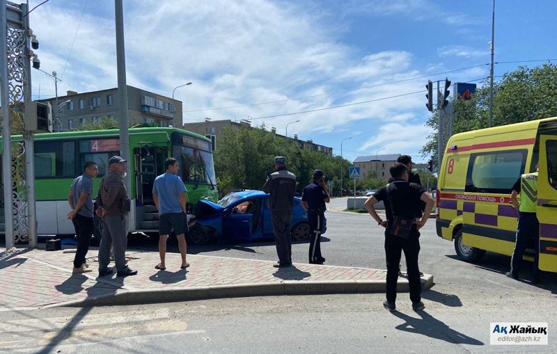 Трое взрослых и ребенок пострадали в аварии в Атырау