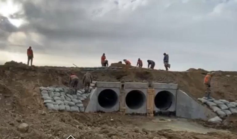 Противопаводковые мероприятия: мешки с песком таскали ребята из воинских частей МЧС на Наурыз