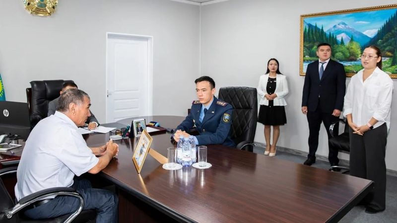 Казахстанца наградили за спасение мальчика от собак в Алматинской области