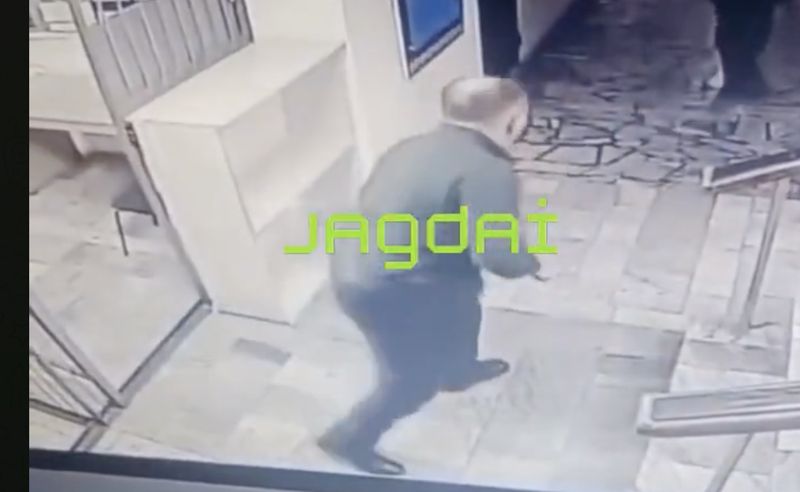 Полицейский, стрелявший из рогатки по подчинённым, понёс наказание