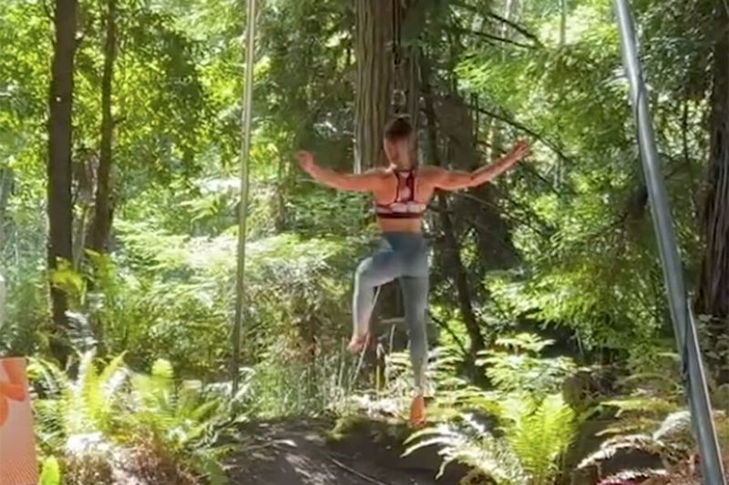 Американка провисела на своих волосах 25 минут – новый рекорд Гиннесса