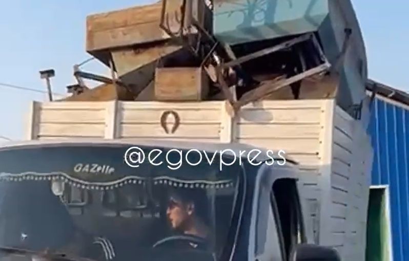 В Алматы на кладбище люди грузили оградки в машины