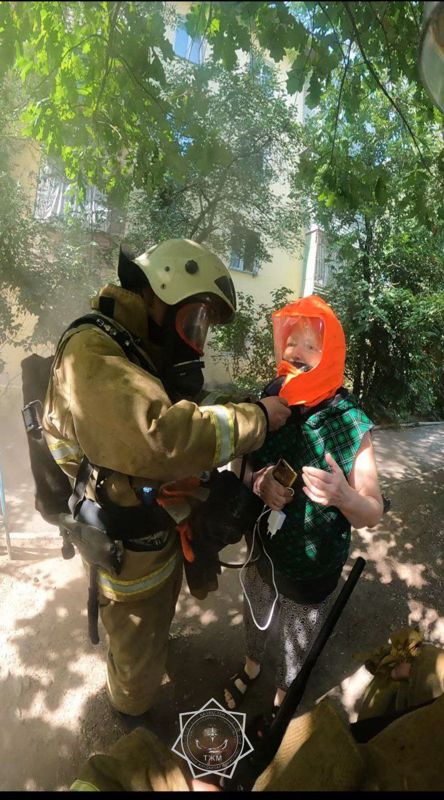 Пять человек спасли при пожаре в Алматы