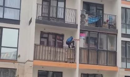 Алматинец залез на балкон четвёртого этажа, чтобы потушить пожар в ЖК "Алма сити"