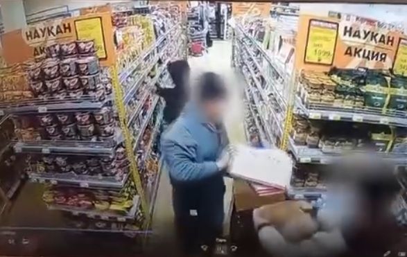 Шоколада на 80 тыс тенге своровали два астанчанина в магазине и распродали его на улице