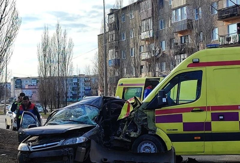 Карета скорой помощи и две иномарки столкнулись на одной из улиц Рудного, есть пострадавшие