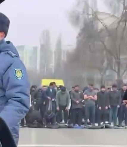 Более 30 человек наказали за перекрытие дороги во время намаза в Алматы
