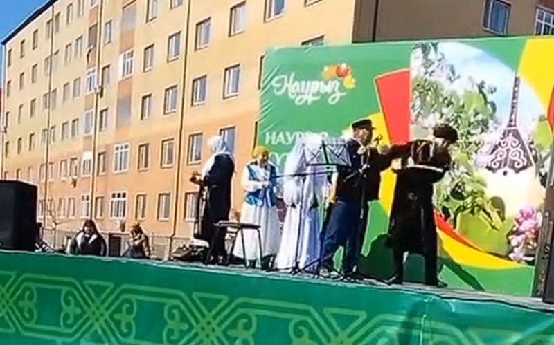 "Чо людям врешь, как мы живём, у нас денег нет!", - скандалом закончилась светлая песня на Наурыз