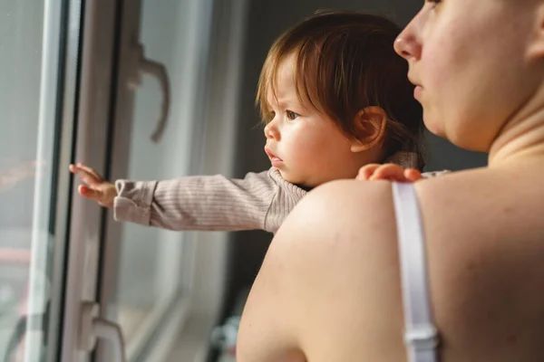 Павлодарда әйел екі баланы терезеден лақтырып, өзі секірді