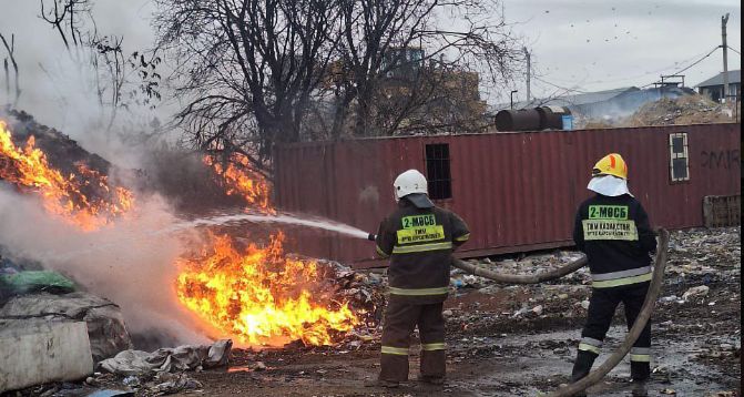 В Алматинской области продолжают тушить полигон ТБО: очаги тления уходят на 10 метров вглубь