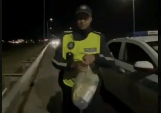 В Туркестане полицейские помогли иностранцу, идущему пешком в Мекку