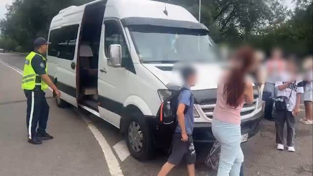 Пьяный водитель вёз детей в лагерь в Алматы