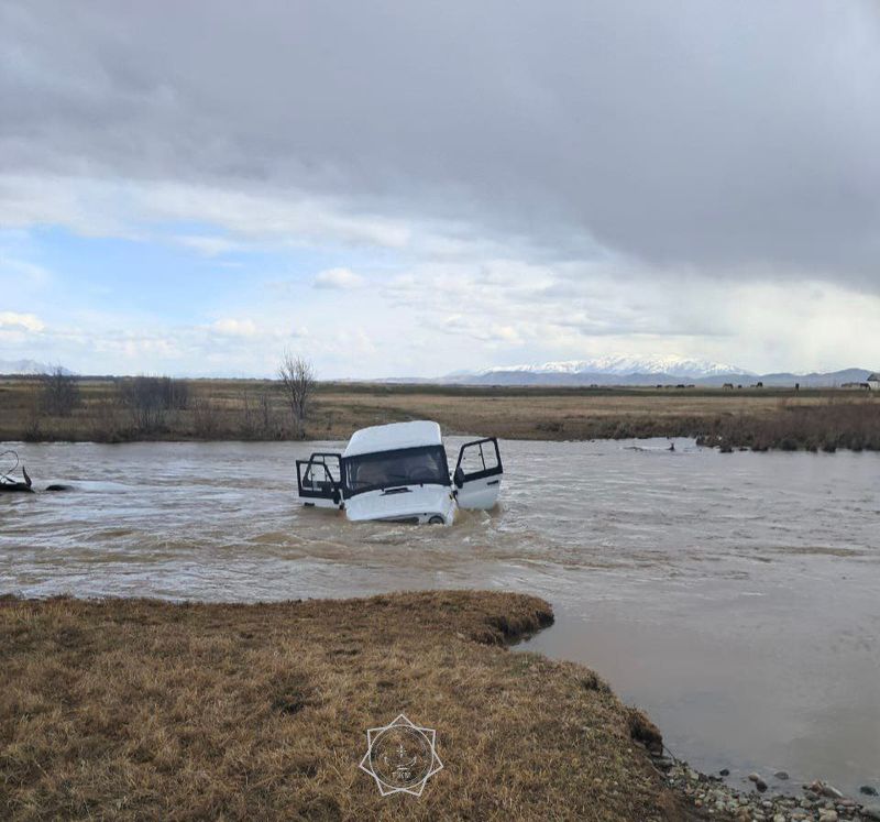 Автомобиль застрял посреди реки в Алматинской области