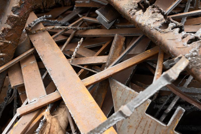 Рабочие вывезли 1,2 тонны металлолома с шахты в Улытау