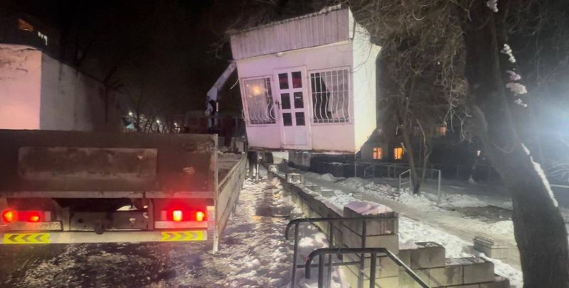 13 нелегальных киосков снесли в Алматы