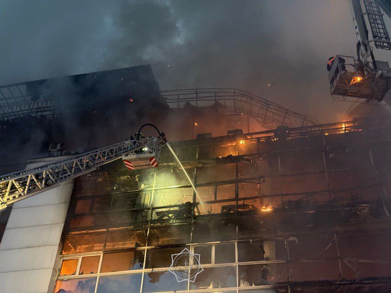 Шестиэтажное административное здание полыхало в Алматы