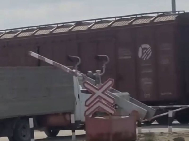 Секунды до удара: в Мангистау водитель Газели чудом избежал столкновения с поездом