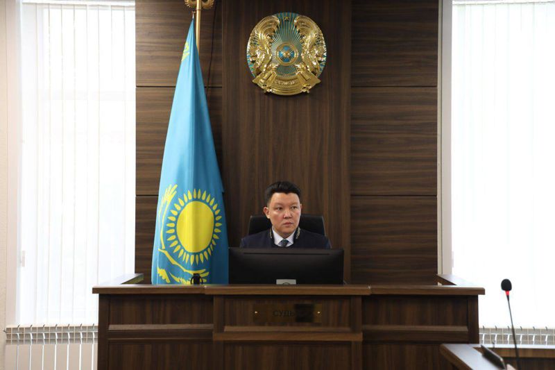 Маме Перизат Кайрат стало плохо в суде: ей вызвали скорую, заседание отложили