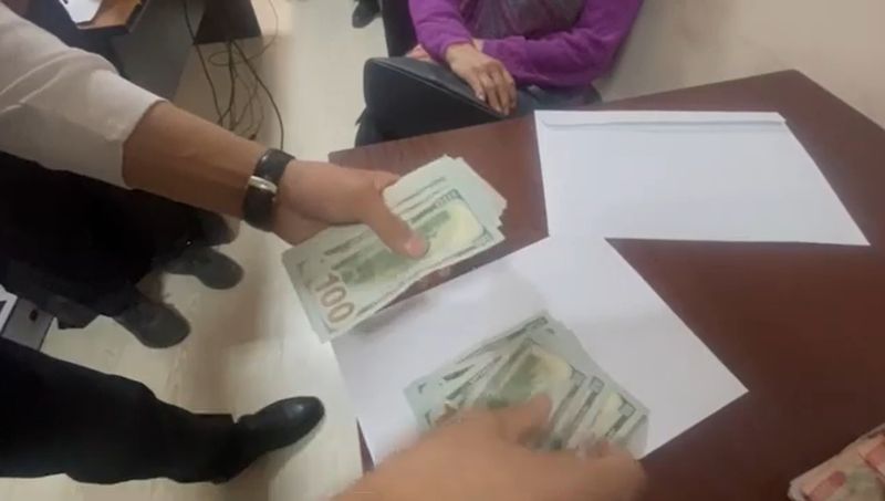 Не успели: обманувших пенсионерку на 13 млн тенге сняли с рейса в Астане