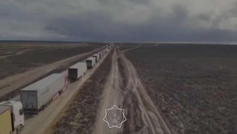 В Мангистау 52 фуры застряли на трассе из-за грязи