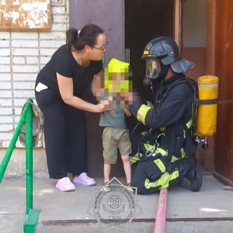 23 человека спасли из горящей многоэтажки в Уральске