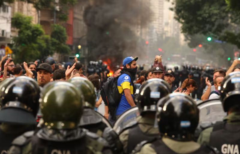 Около 60 человек пострадали в ходе беспорядков в Буэнос-Айресе