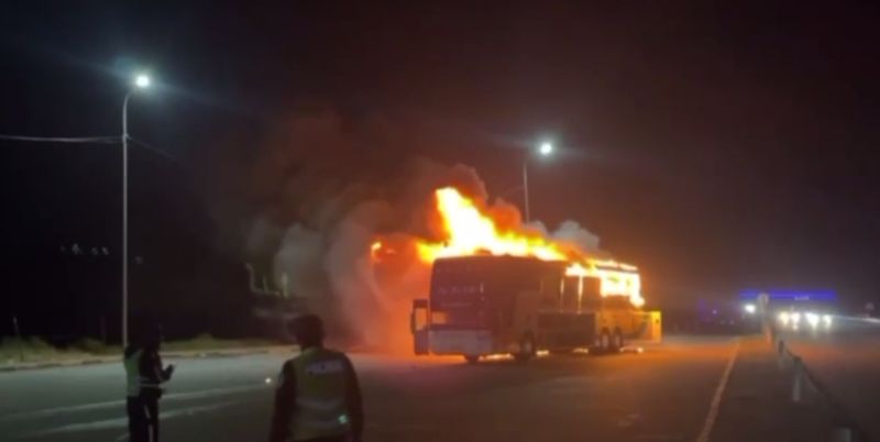 Пассажирский автобус вспыхнул на трассе в Жамбылской области