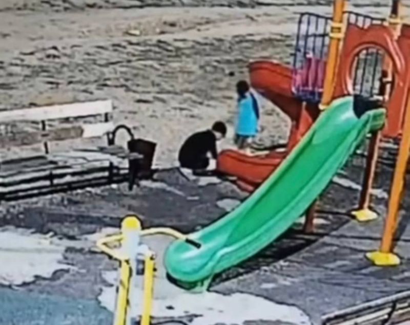 В Жезказгане дети среди ночи подожгли горку на площадке