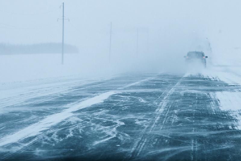 Алматыда қар түсуінен жолдар мен әуежайда не болып жатыр