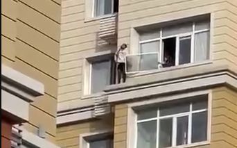 Довели до отчаяния? Девушка пыталась спрыгнуть с высотки в Астане