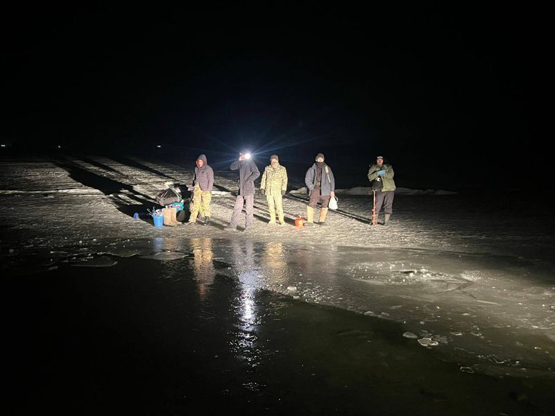 Рыбаки едва не уплыли на льдине в Жамбылской области