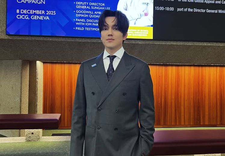 Завернули в плед, как младенца: в Риге Димашу подарили необычный подарок