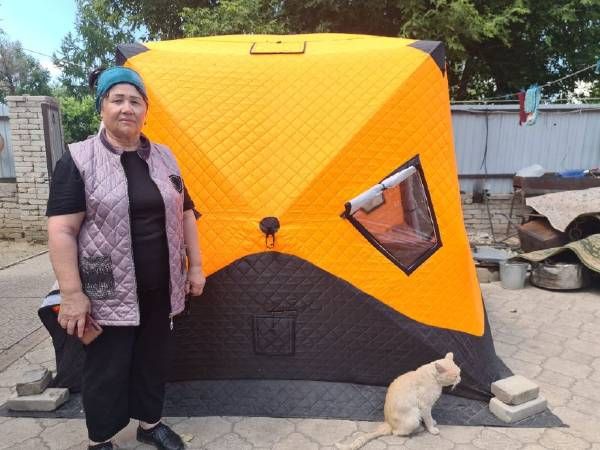 В палатке на улице живут жильцы сгоревшего дома в Костанае