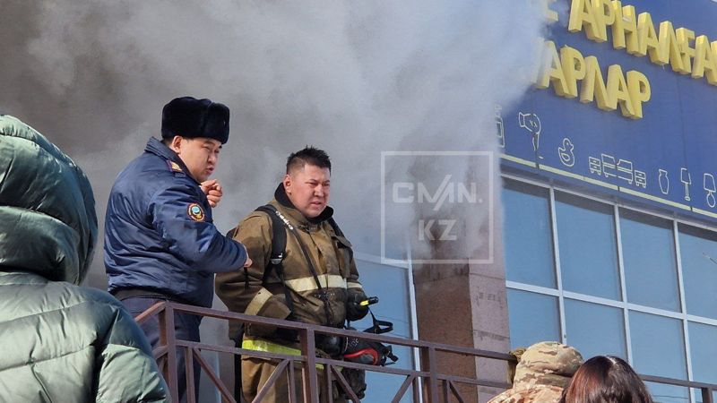 Магазин мебели и банк горят в Алматы: сотрудники ДЧС проводят эвакуацию